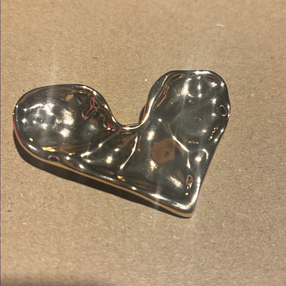 BOLD HEART ❤️ GOLD PIN BROOCH